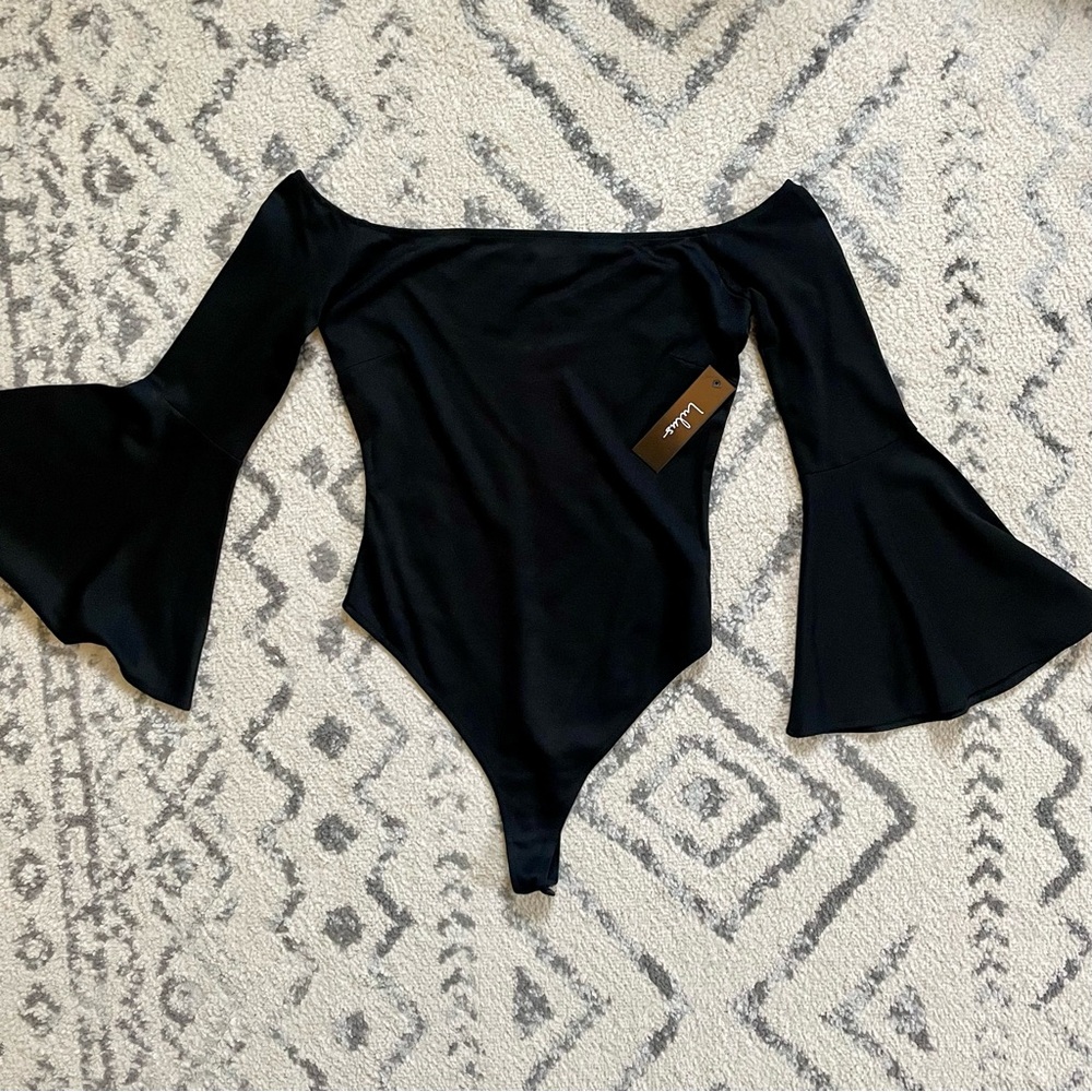 NWT off shoulder Lulus bell sleeve body suit